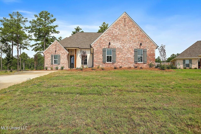 view of front of house featuring a front lawn