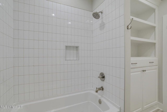 bathroom with tiled shower / bath