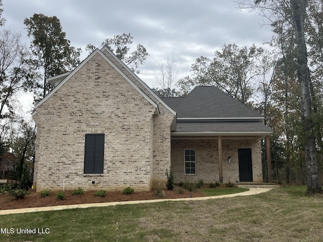 view of front of home featuring a front yard