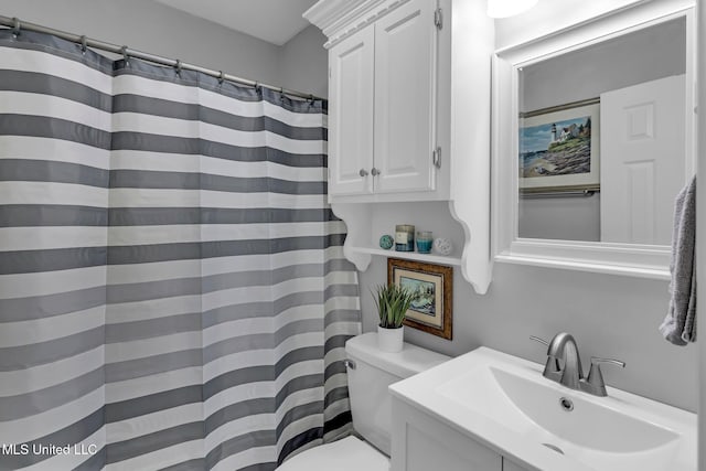 full bath with curtained shower, toilet, and vanity