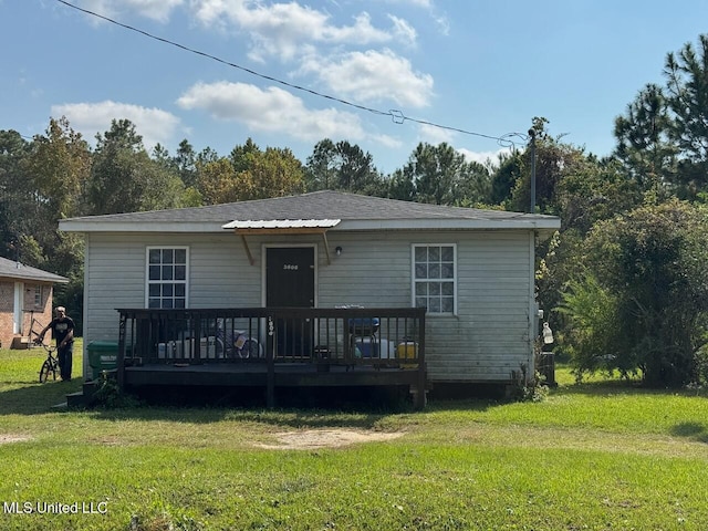 view of front of property featuring a deck and a front lawn