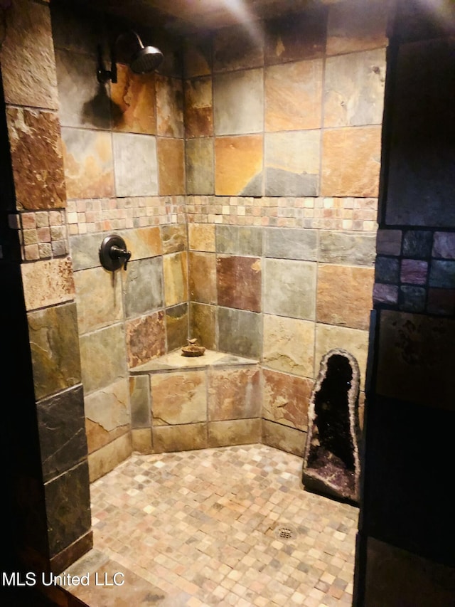bathroom featuring tiled shower