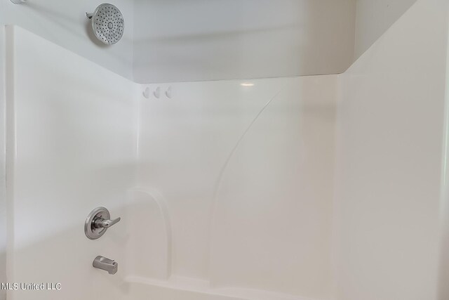6533 Shawnee St, Kiln, MS 39556 - details with shower / washtub combination