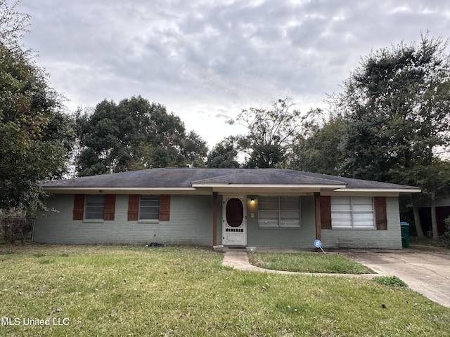 ranch-style house with a front yard