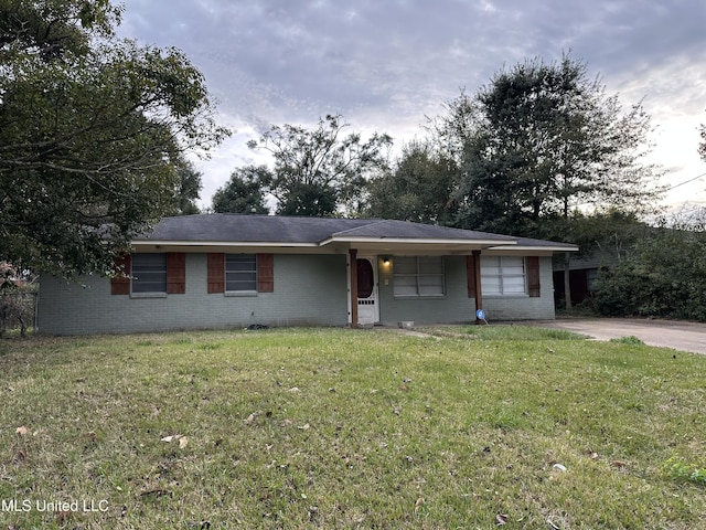 ranch-style house featuring a front yard