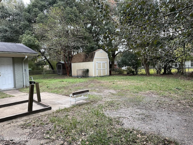 view of yard with a shed