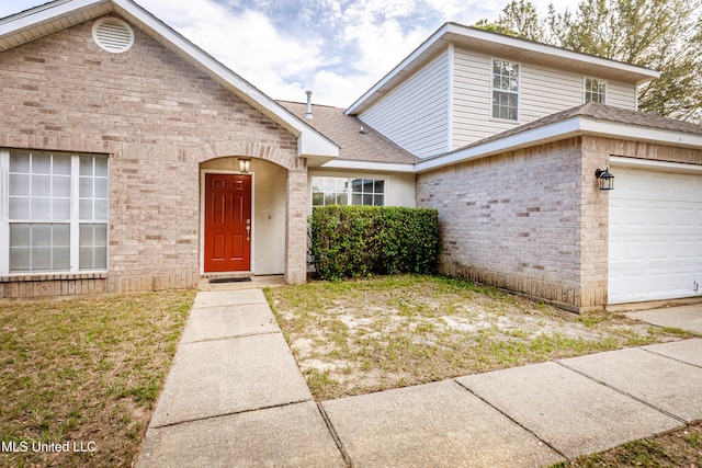 view of front facade featuring a front yard and a garage