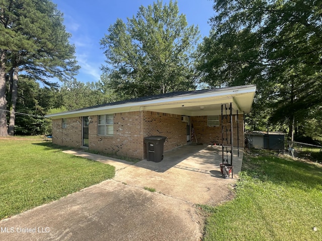 single story home featuring a carport and a front lawn