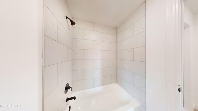 bathroom featuring tiled shower / bath combo