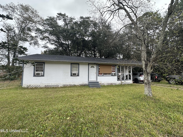 single story home featuring a front lawn