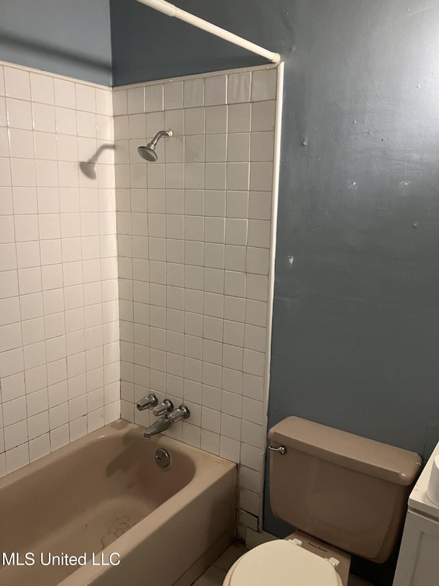 full bath featuring toilet and shower / bath combination
