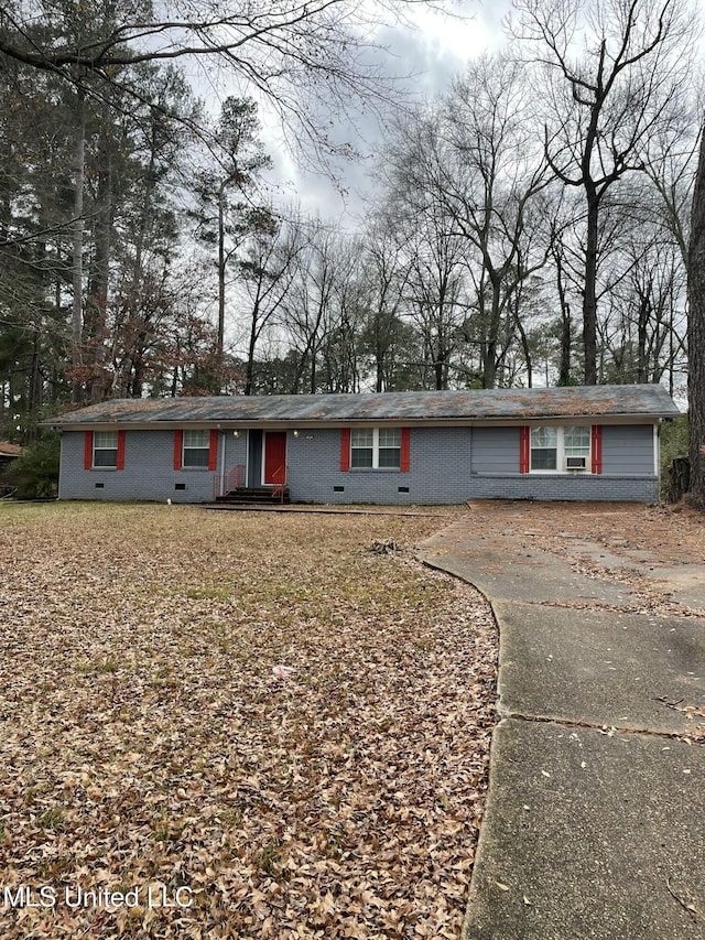 ranch-style house with crawl space and brick siding