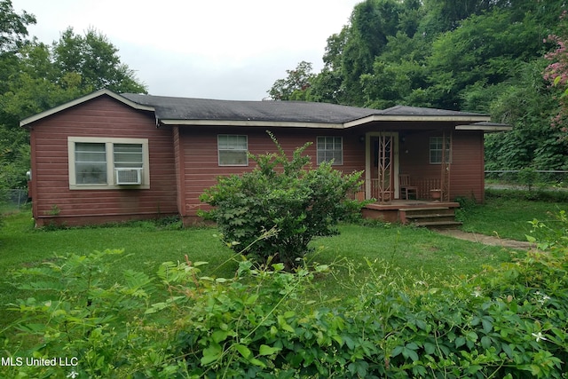 view of front facade featuring cooling unit and a front lawn