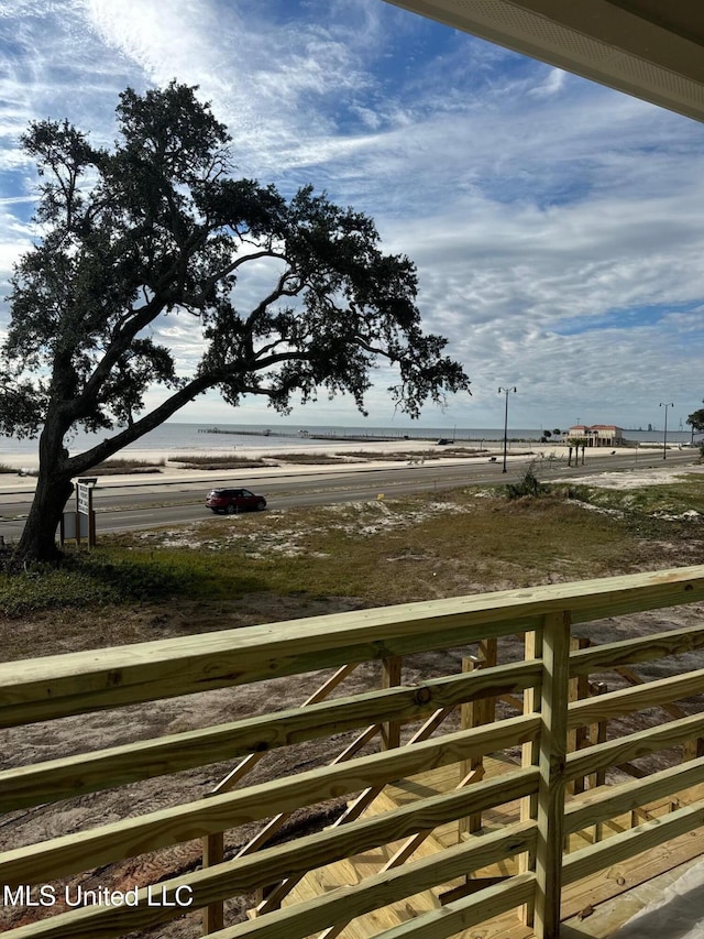 534 Beach Dr, Gulfport, MS 39507 - view of yard