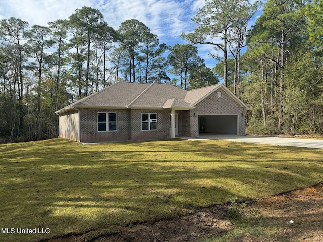 view of front of property featuring a front yard and a garage