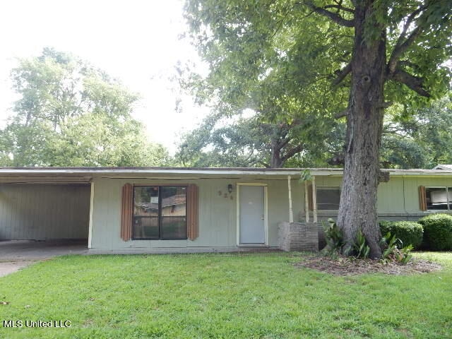 ranch-style house with a front yard