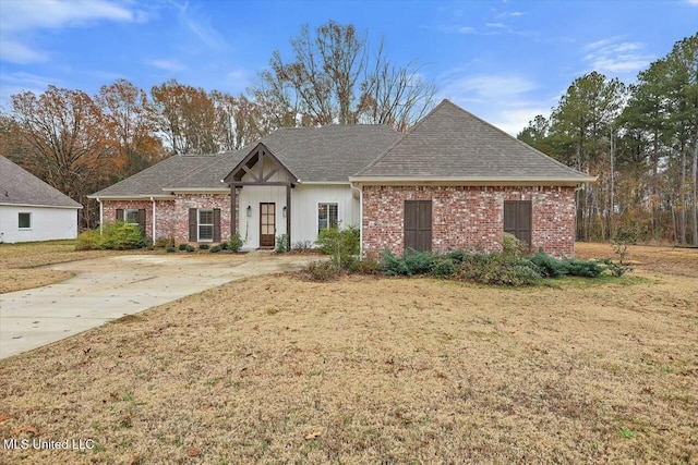 view of front of home featuring a front lawn