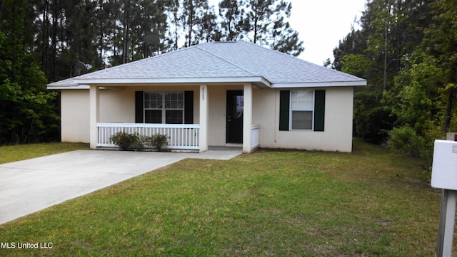 view of front of house with stucco siding, a porch, a shingled roof, and a front lawn