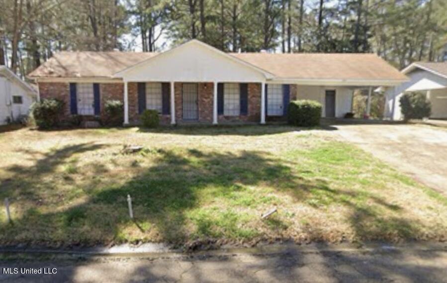 ranch-style house with a front lawn