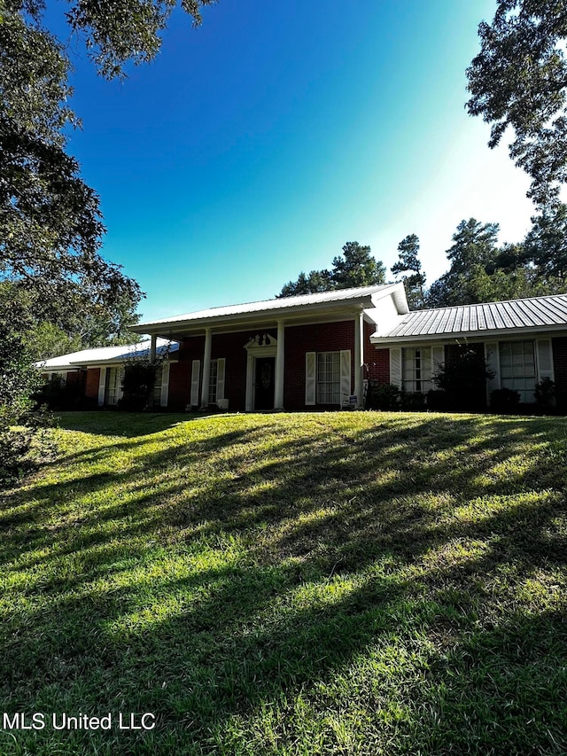 view of front facade featuring a front lawn