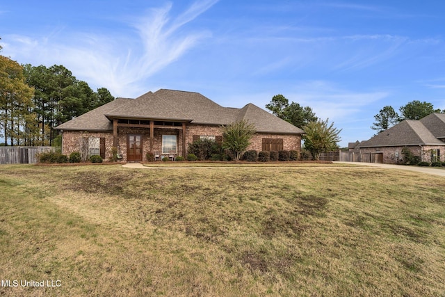 view of front of property featuring a front lawn