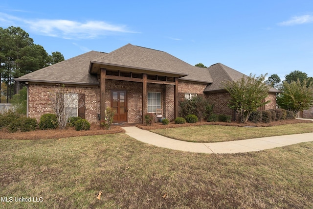 view of front of property featuring a front yard