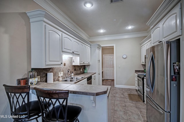 135 Mason Way, Madison, MS 39110 - kitchen with stainless steel appliances, a sink, a peninsula, a kitchen breakfast bar, and ornamental molding