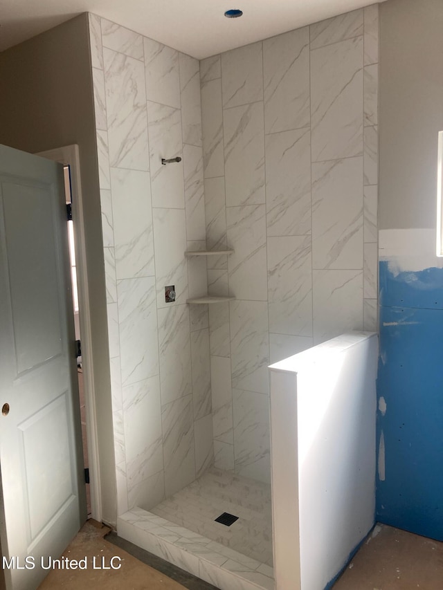 bathroom featuring a tile shower