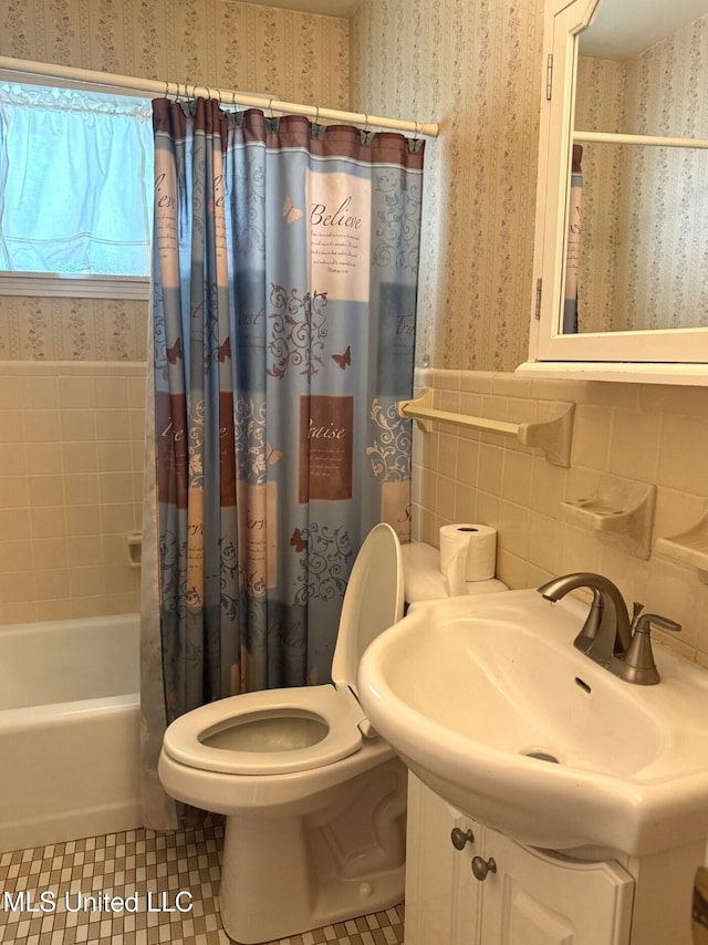 full bath with toilet, tile patterned floors, and wallpapered walls