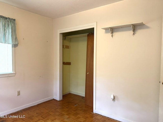 unfurnished bedroom featuring baseboards and a closet
