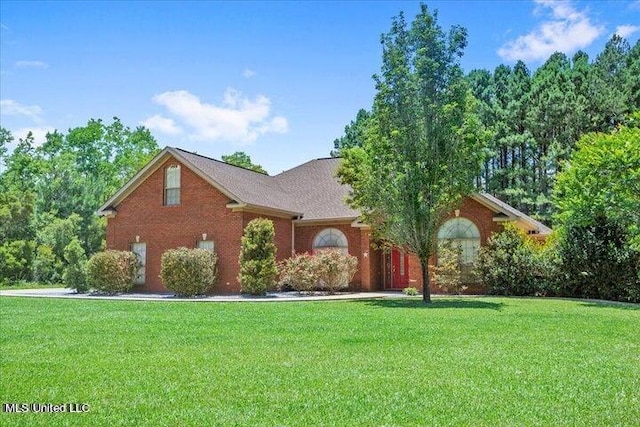 view of front facade with a front yard