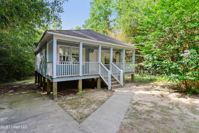 9726 Limu Pl, Diamondhead, MS 39525 - view of front facade with a porch and a shingled roof