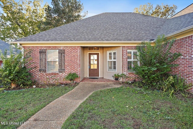 view of front facade featuring a front lawn