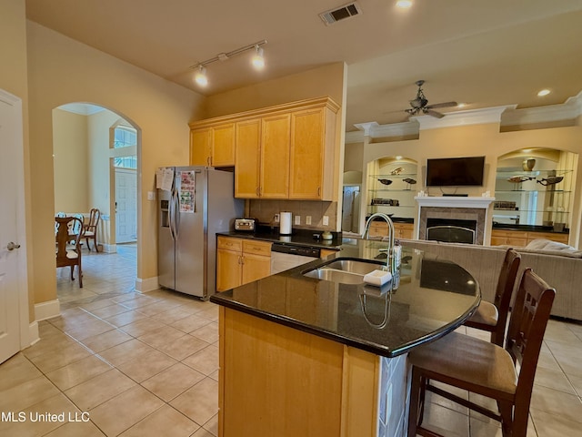 kitchen featuring visible vents, stainless steel fridge with ice dispenser, dishwashing machine, a ceiling fan, and a sink