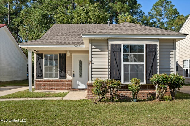 bungalow-style home featuring a front lawn