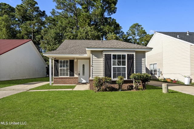 view of front of house featuring a front lawn