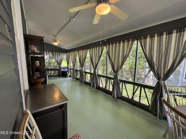 sunroom with ceiling fan