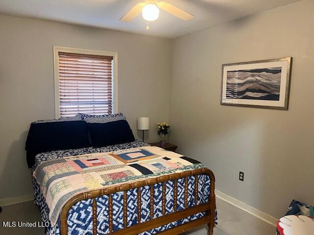 bedroom featuring ceiling fan