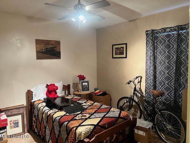 bedroom featuring ceiling fan