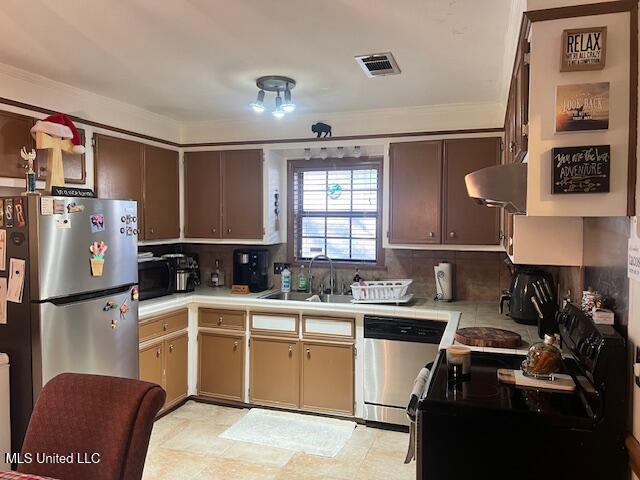 kitchen with sink, tasteful backsplash, and black appliances