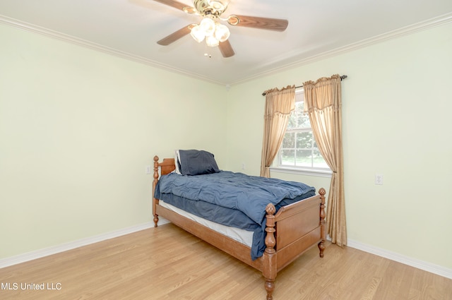 bedroom featuring light hardwood / wood-style floors, crown molding, and ceiling fan