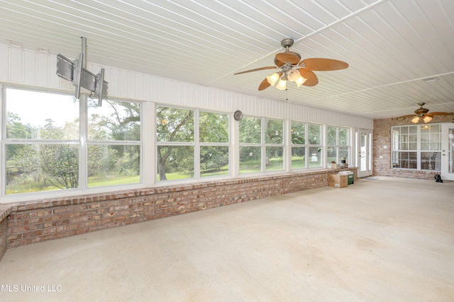 unfurnished sunroom with a healthy amount of sunlight and ceiling fan