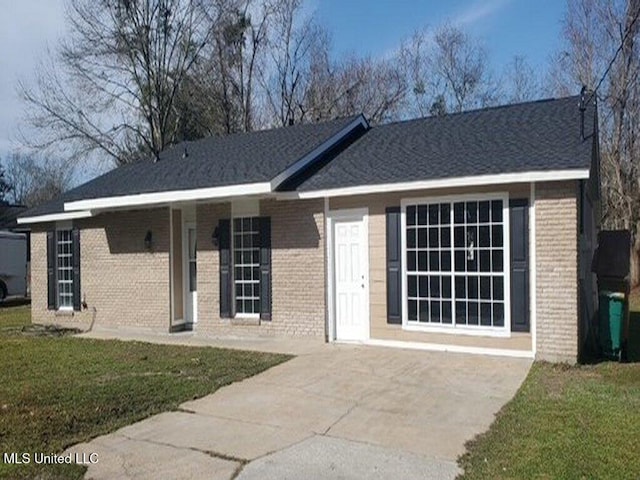 ranch-style house with brick siding and a front yard