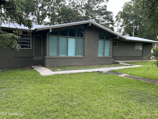 600 Jackson Ave, Mccomb, MS 39648 - view of front facade with brick siding and a front lawn