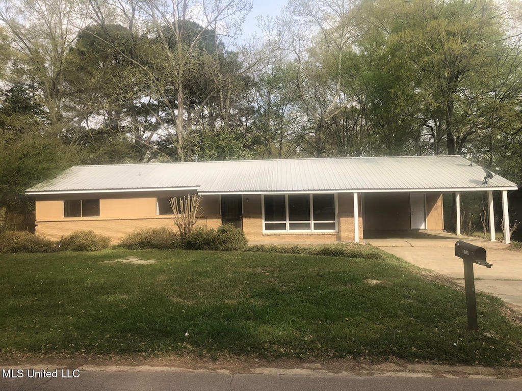 3114 Suncrest Dr, Jackson, MS 39212 - view of front facade featuring a front lawn, driveway, a carport, and metal roof