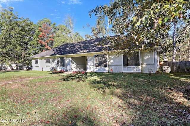 view of front of property featuring a front yard