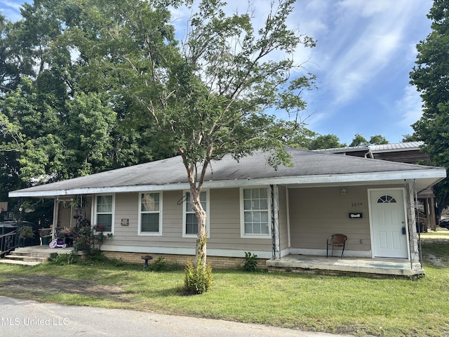 265 Graham Ave, Biloxi, MS 39530 - view of front of property with a porch and a front yard