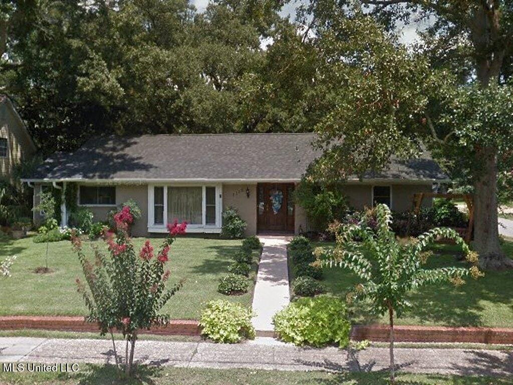 view of front of home featuring a front yard