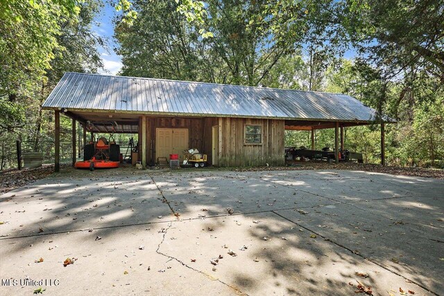 607 Tiffintown Rd, Vicksburg, MS 39183 - exterior space with driveway and an attached carport