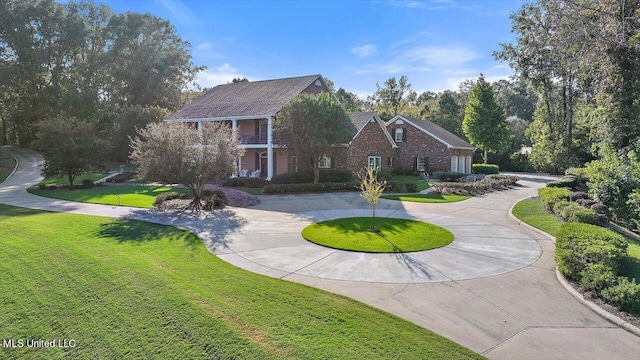607 Tiffintown Rd, Vicksburg, MS 39183 - view of front facade featuring a front yard and curved driveway